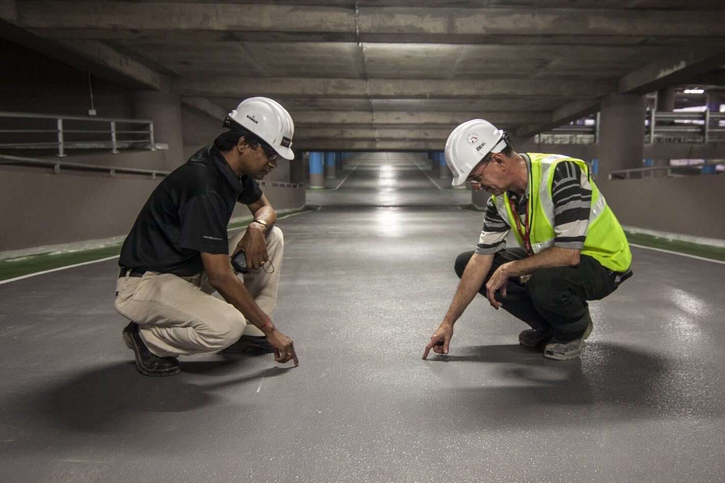 Deux ingénieurs dans un parking touchant le sol