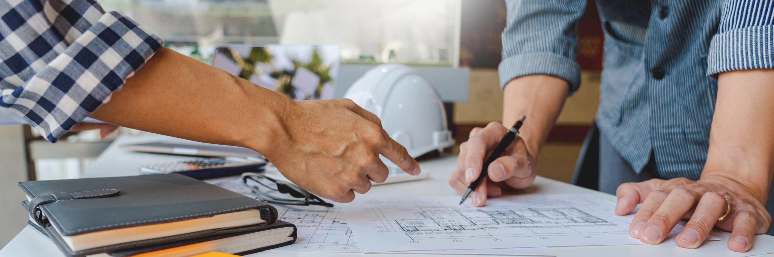 Ingénieur structure avec des plans