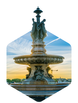 Fontaine des Trois Grâces située au centre de la place de la Bourse à Bordeaux depuis 1869.