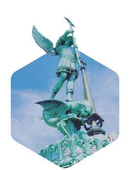 La statue de l'archange Saint-Michel sur le dôme du cœur de la basilique de Fourvière, à Lyon