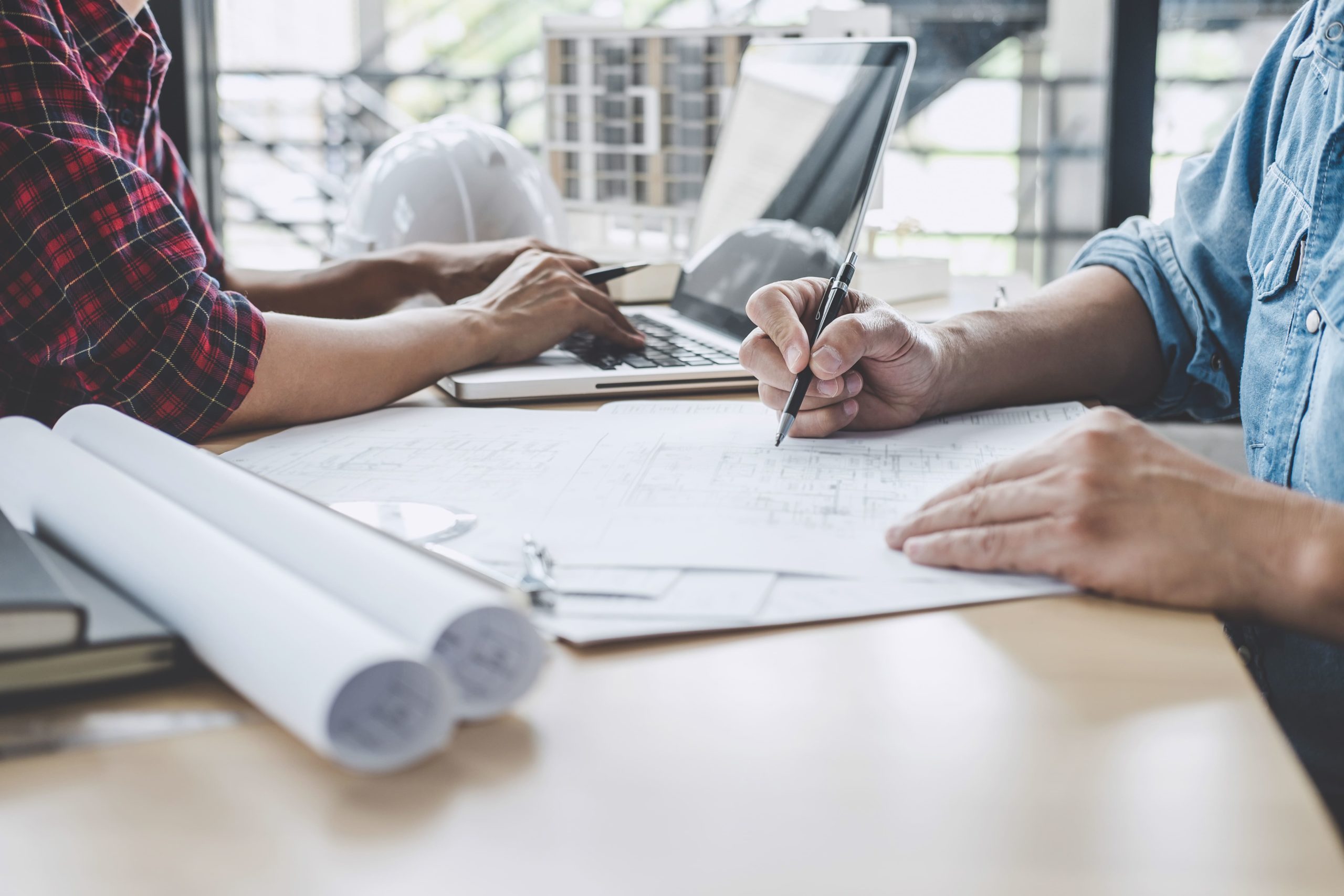 Ingénieur et architecte entrain de collaborer