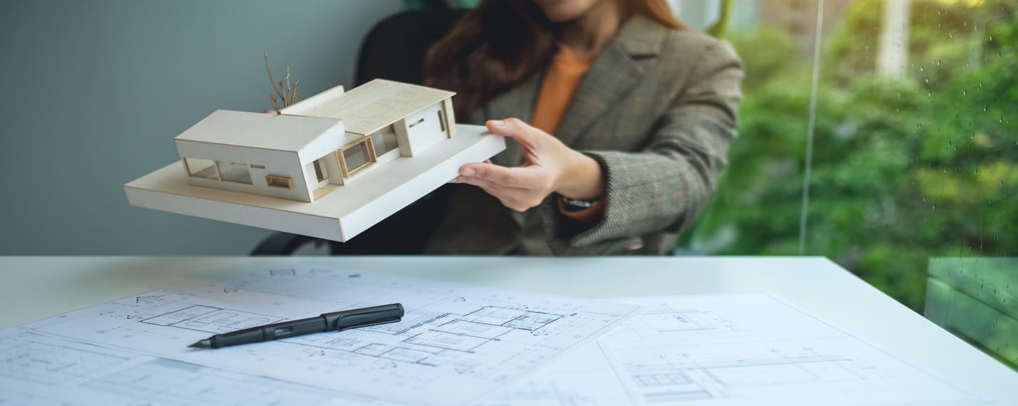 Architecte tenant une maquette dans les mains