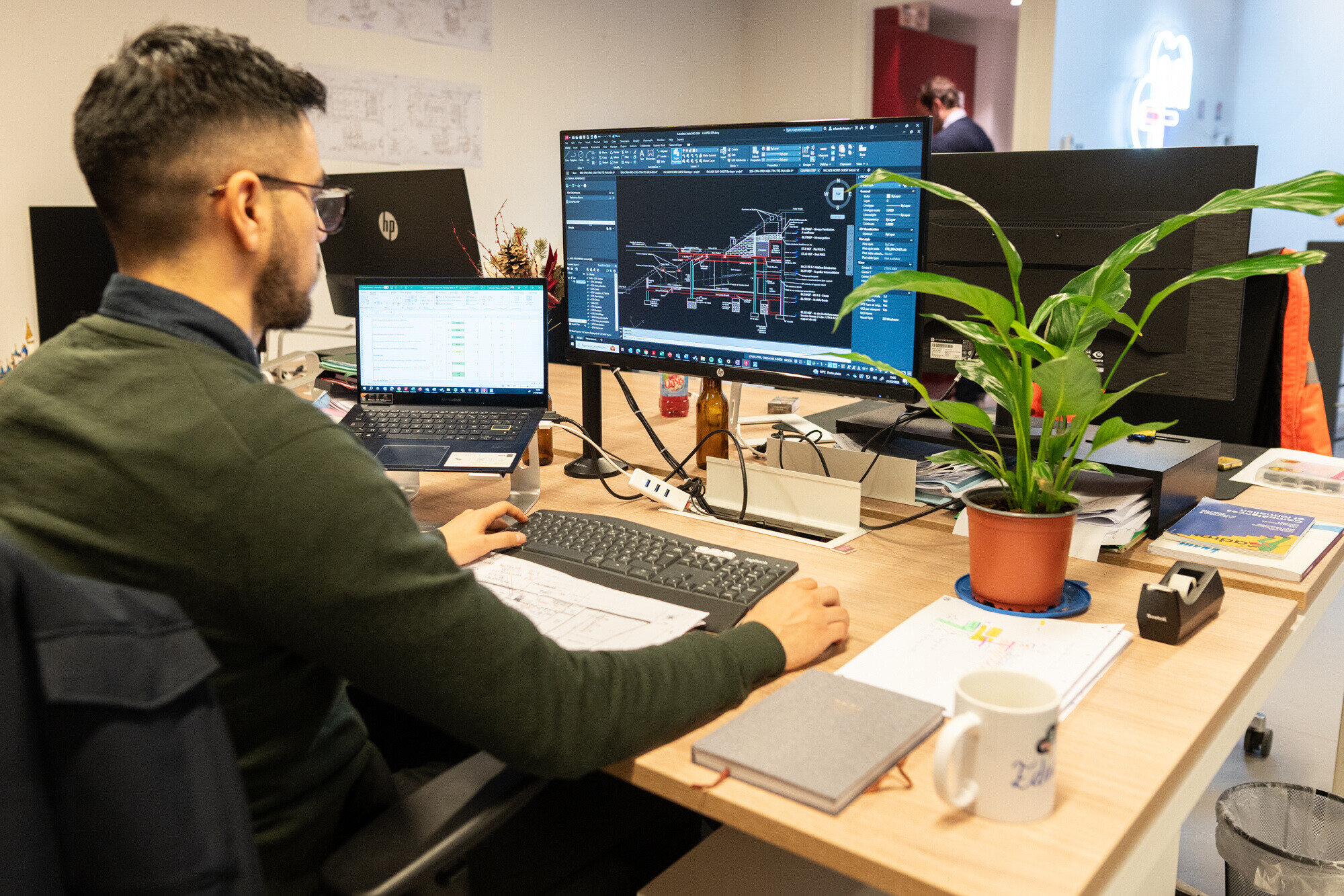 Ingénieur structure à son poste de travail