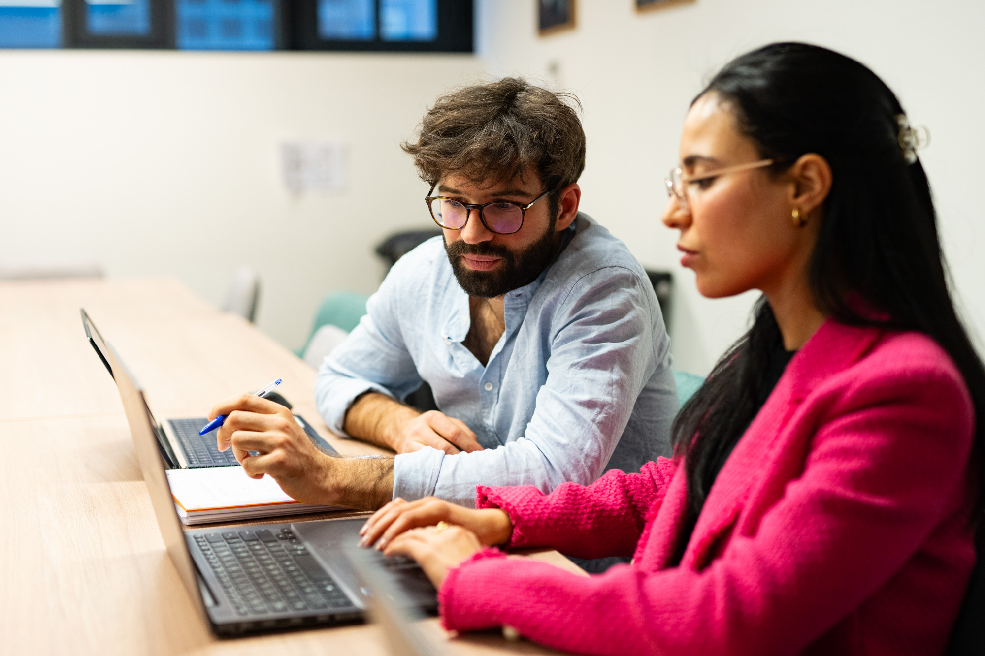 Ingénieur structure en train de travailler sur un projet