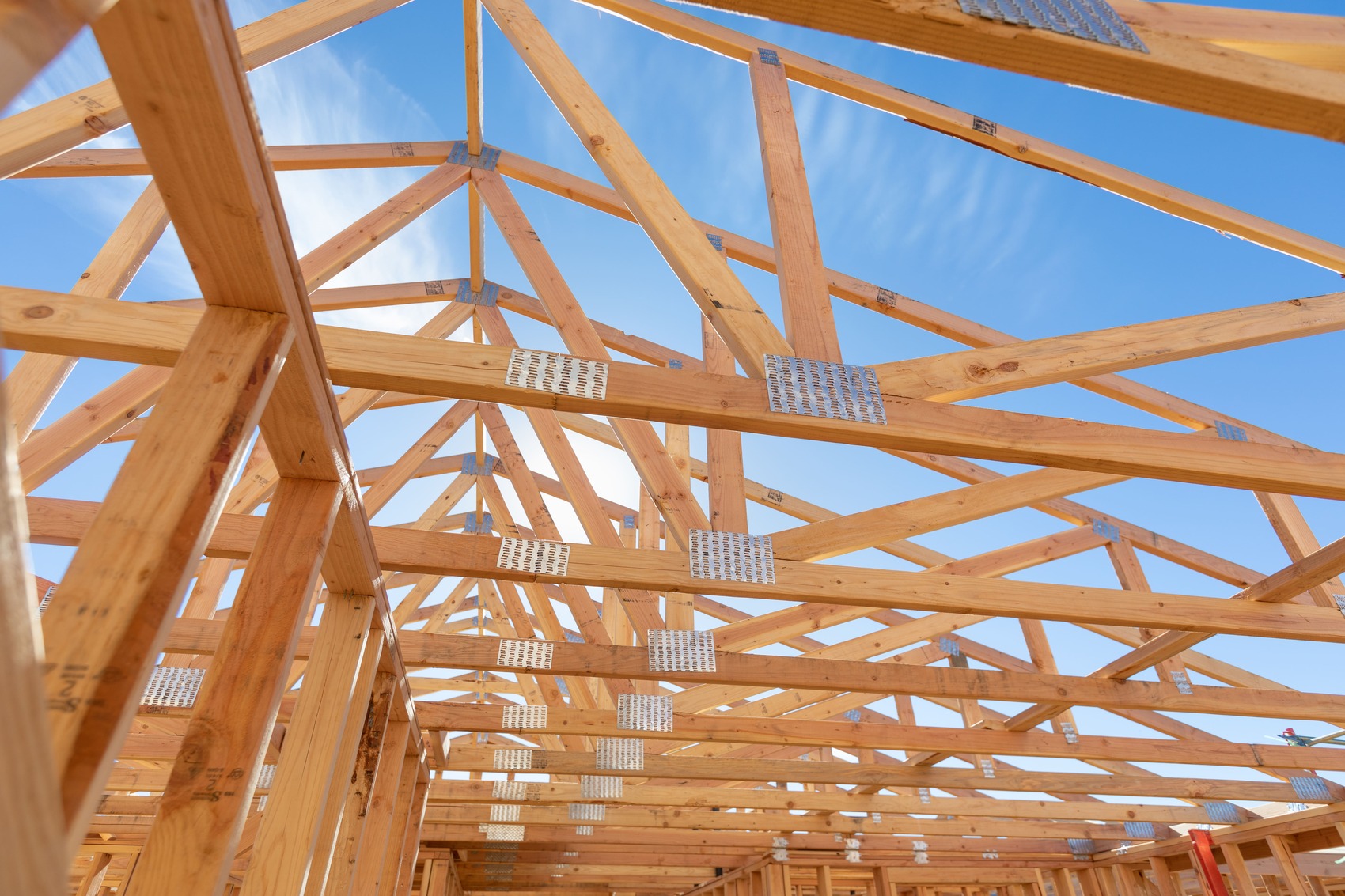 Construction d'une charpente en bois d'une maison neuve