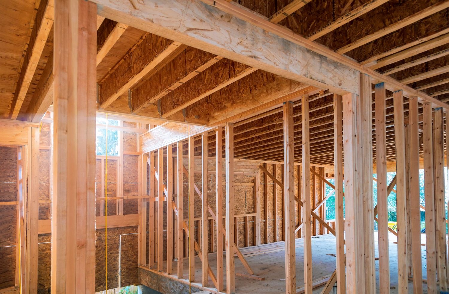 Construction maison en bois avec un renfort de mur