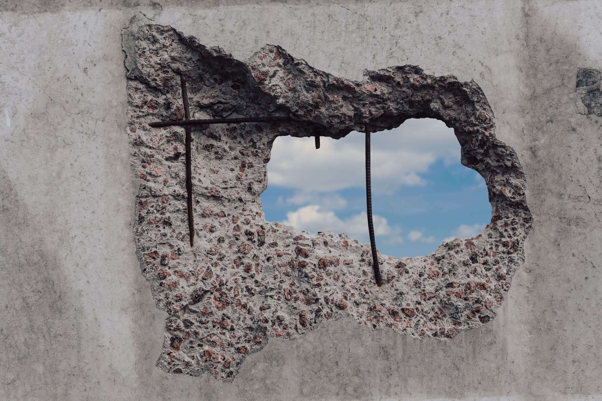 Ouverture de mur en béton porteur avec les fers apparents