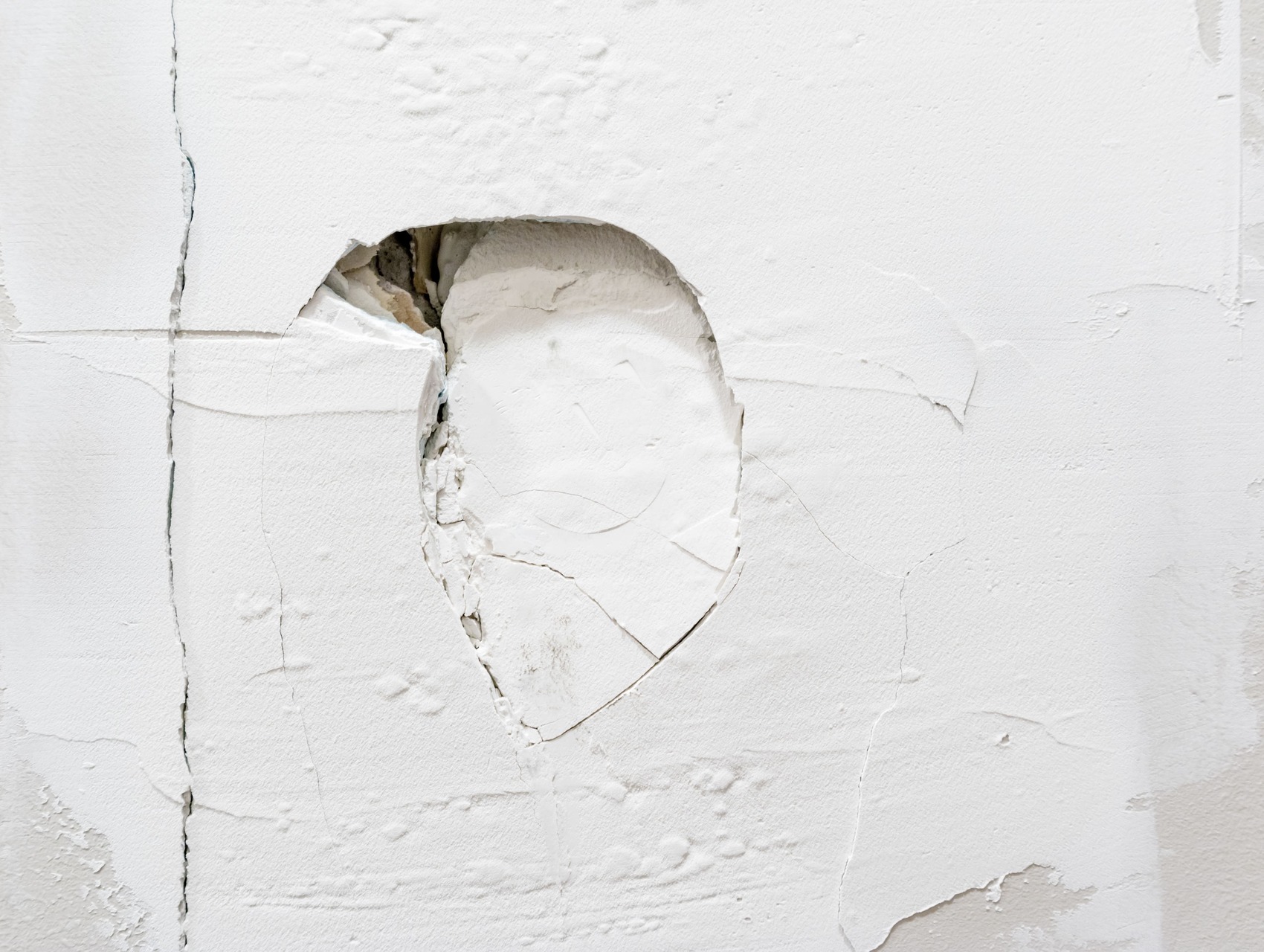Ouverture de mur semi-porteur avec un perforateur